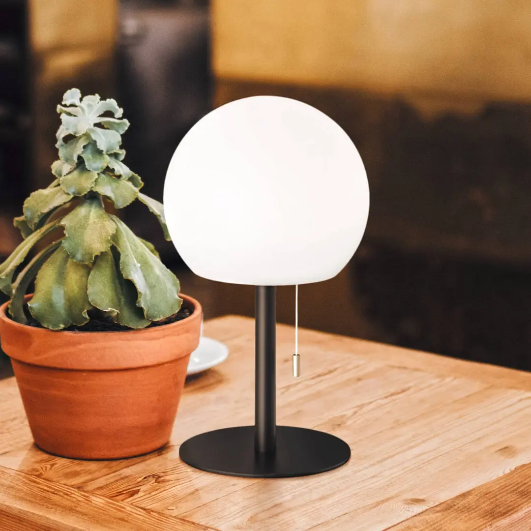 FH Lighting LED-Akku-Tischleuchte Trivento, sandschwarz