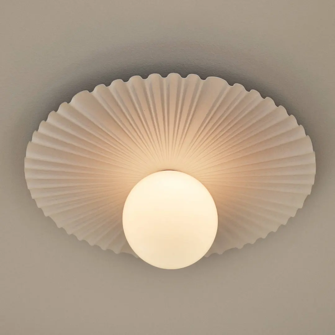 Nuura Liila Muuse Wandlampe, Ø 42 cm, IP44, weiß/opal