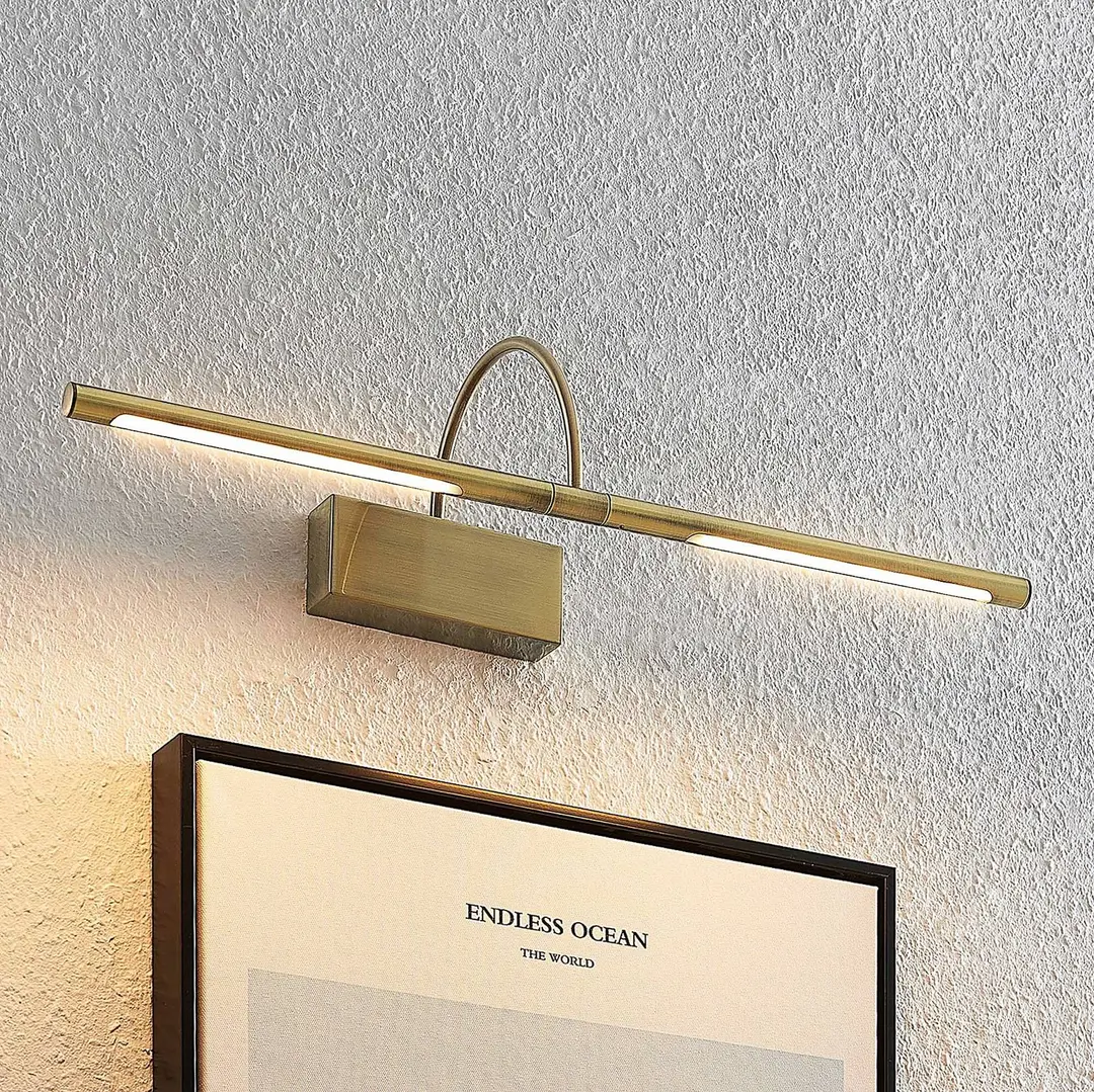 Lucande LED-Bilderlampe Fehmke, messingfarben, Metall, 52 cm