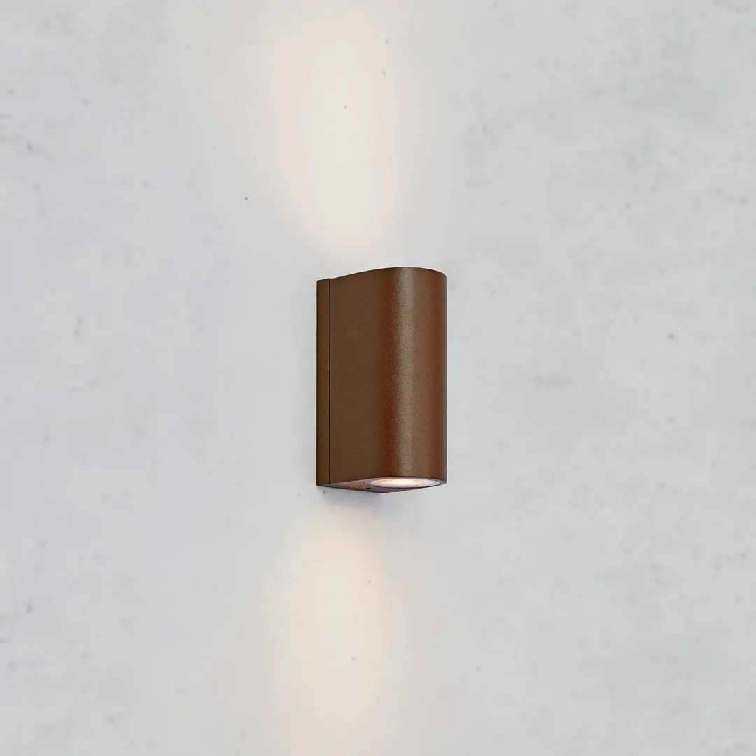 Markslöjd LED-Außenwandleuchte Alor, braun, 2-flg., IP65, dimmbar
