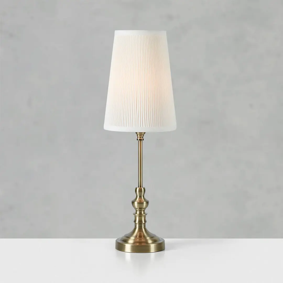Markslöjd Tischlampe Noble, messingfarben/naturweiß, Höhe 56 cm, Stoff