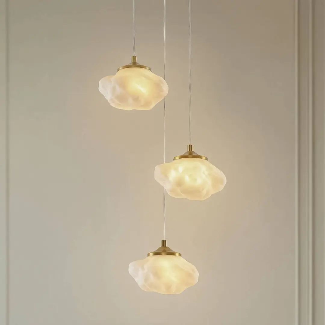 Lindby Hängelampe Piatra, Ø 25cm, 3-flg., opal/messing, Glas