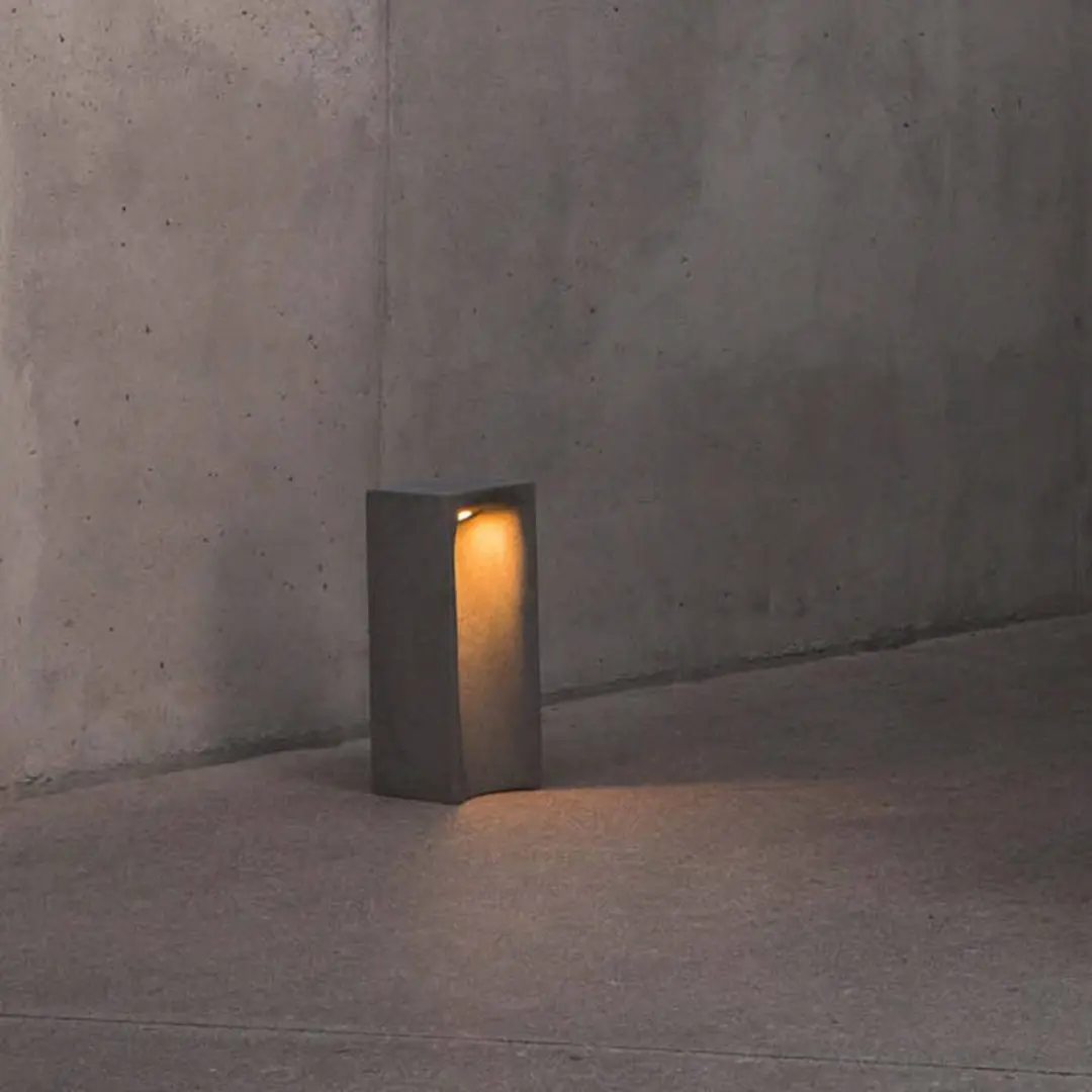 FARO BARCELONA LED-Sockelleuchte Grot, 3000K, grau, Beton, IP55, Höhe 40 cm