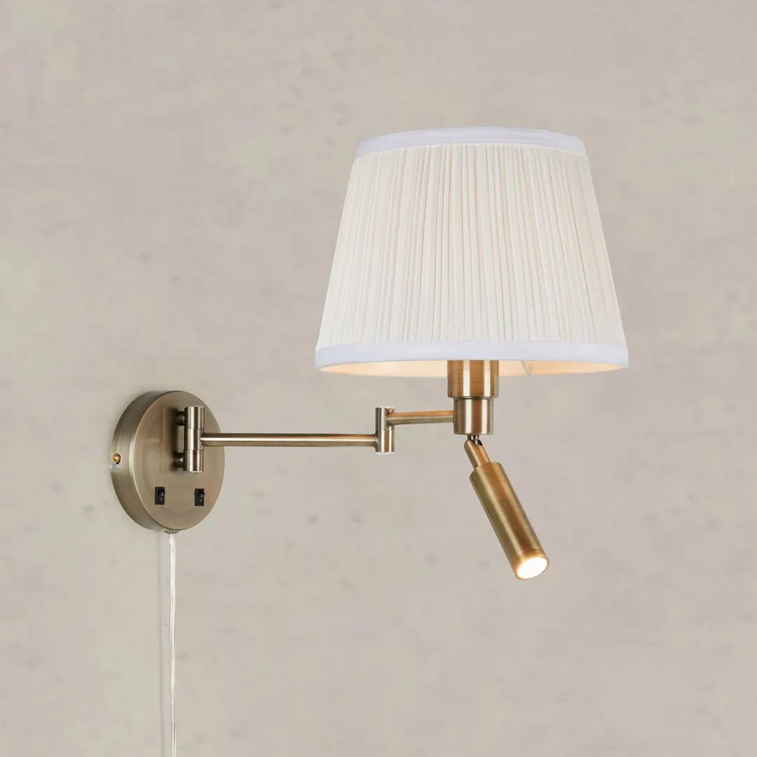 Markslöjd Wandlampe Pivot, naturweiß/messingfarben, 43 cm, 2-flg.