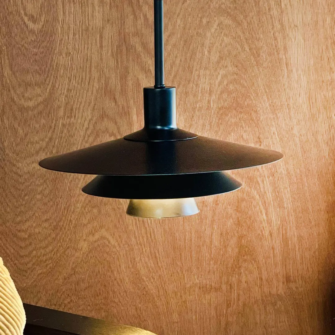 Dyberg Larsen Pendellampe Kay, Ø 30 cm, schwarz, Metall