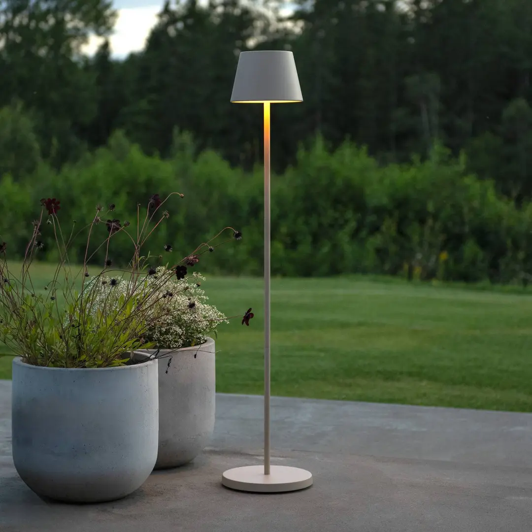 Konstsmide LED-Akku-Stehlampe Pomezia, sandfarben, 124 cm, IP54, USB