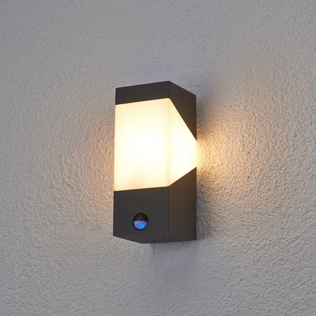 Lucande Außenwandleuchte Kiran, Sensor, grau, IP44, E27