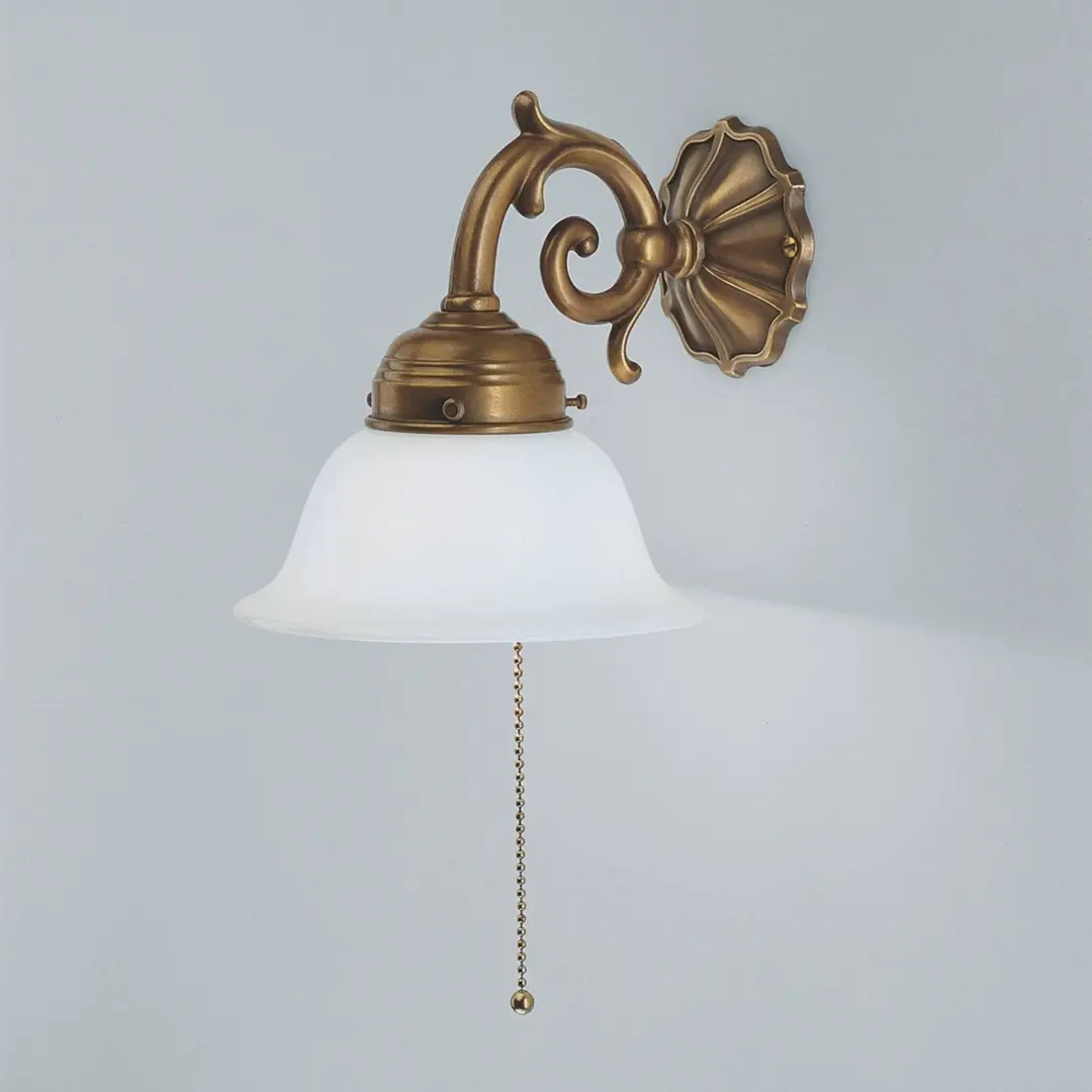 Berliner Messinglampen Messing-Wandleuchte EDGAR mit Zugschalter