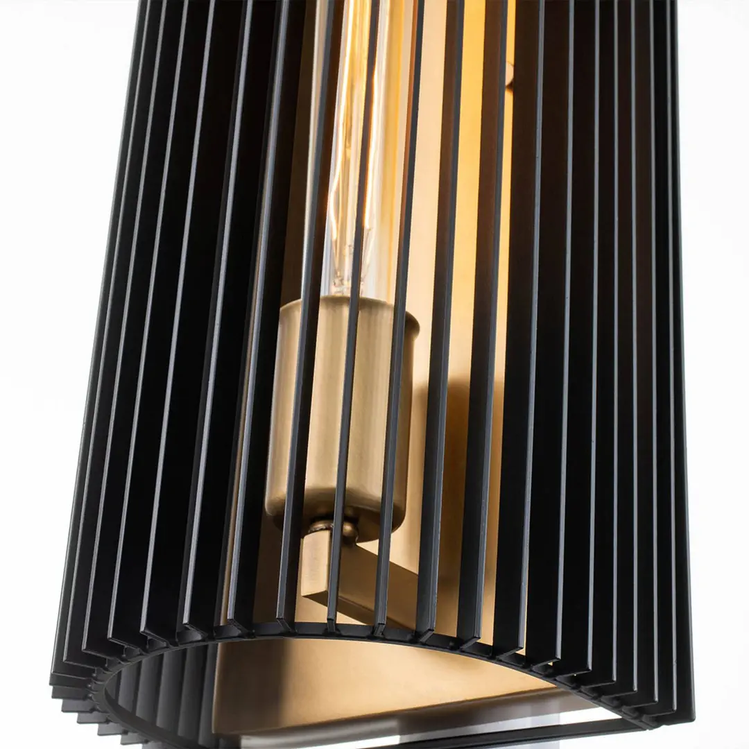 Quintiesse Wandleuchte Linara, schwarz/messing, einflammig