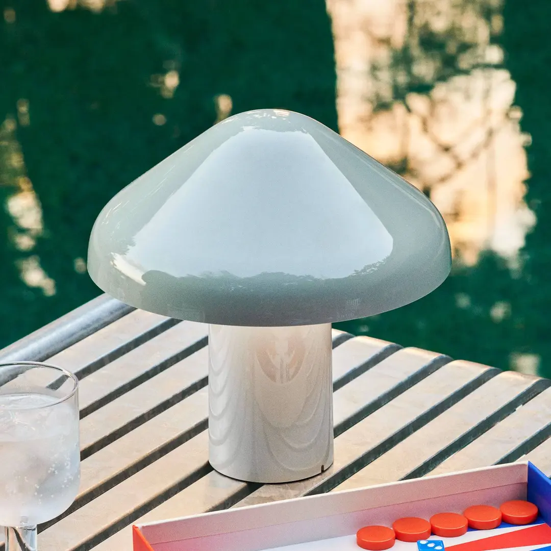 HAY Akku-Tischlampe Pao, hellgrau, 220 lm, IP44, 23 cm, dim.