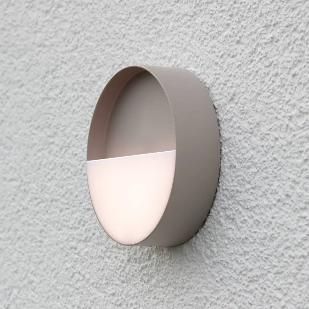 Eco-Light LED-Akku-Außenwandleuchte Meg, sandfarben, Ø 15 cm
