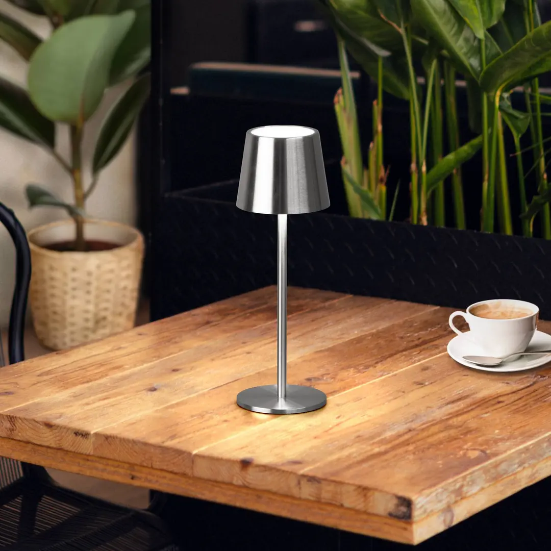 FH Lighting LED-Akku-Tischlampe Roxi, nickelfarben, Metall, IP54, Dimmer