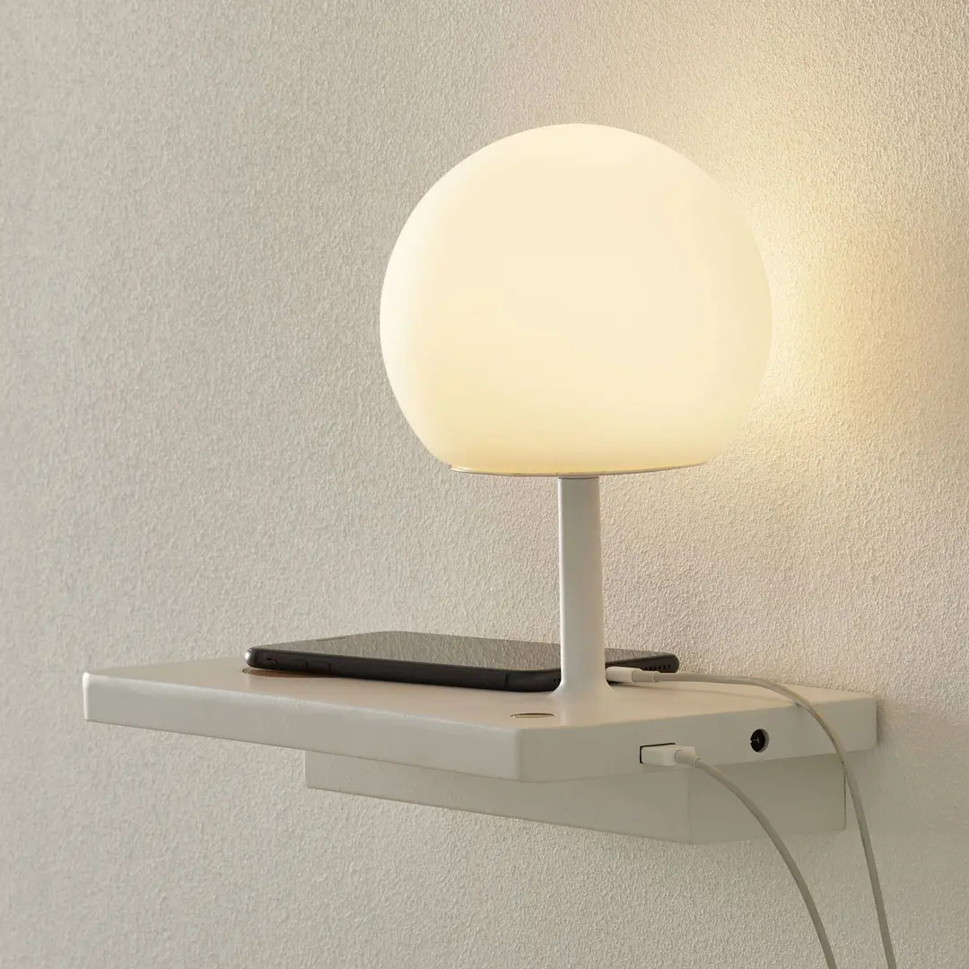 FARO BARCELONA LED-Wandleuchte Niko - induktive Ladefläche links