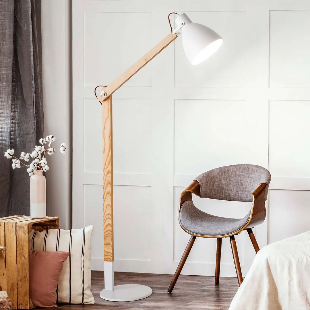 Fabas Luce Stehleuchte Sveva aus Holz, weiß/esche