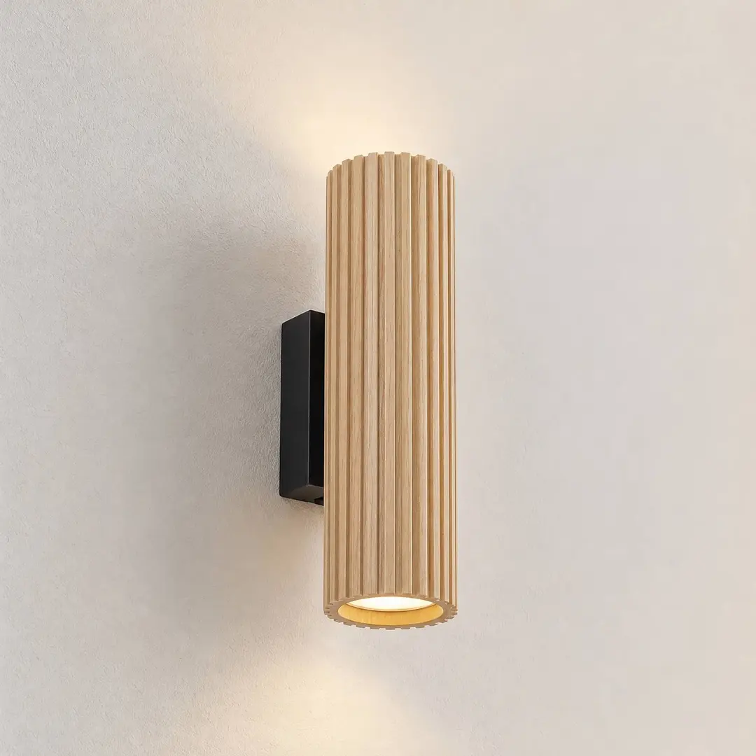 Lindby Wandleuchte Stralino, 2-flg., Höhe 22 cm, Holz