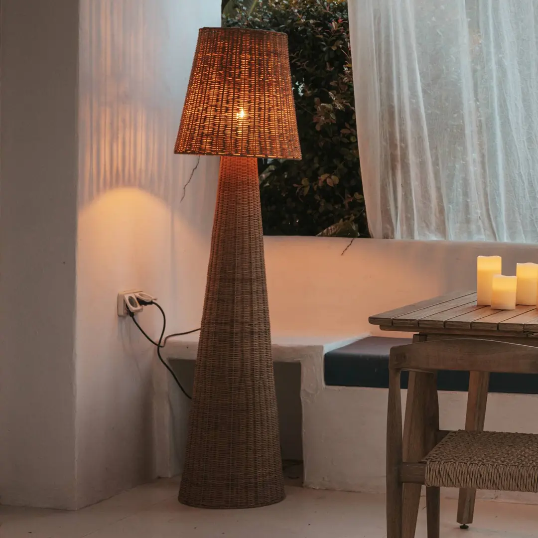 Newgarden Stehleuchte Lola, holzfarben, Rattan, IP54
