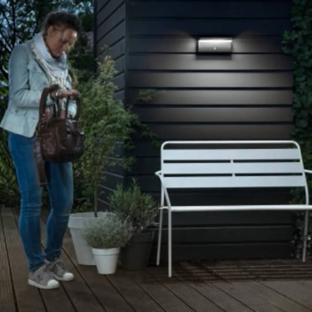 Philips LED-Außenwandlampe Bustan Sensor, 4.000 K