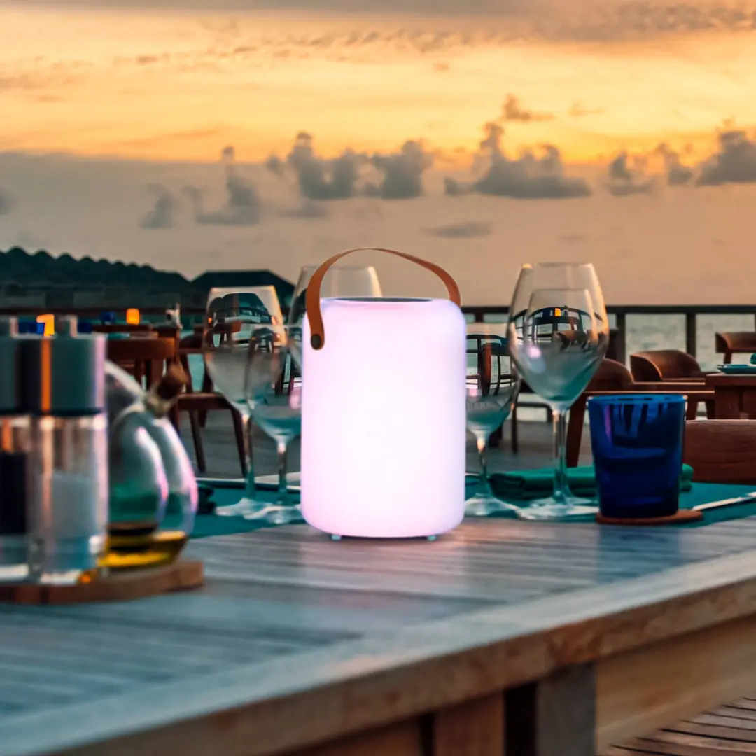 FH Lighting Solar-LED-Tischleuchte Orno, warmweiß und RGB
