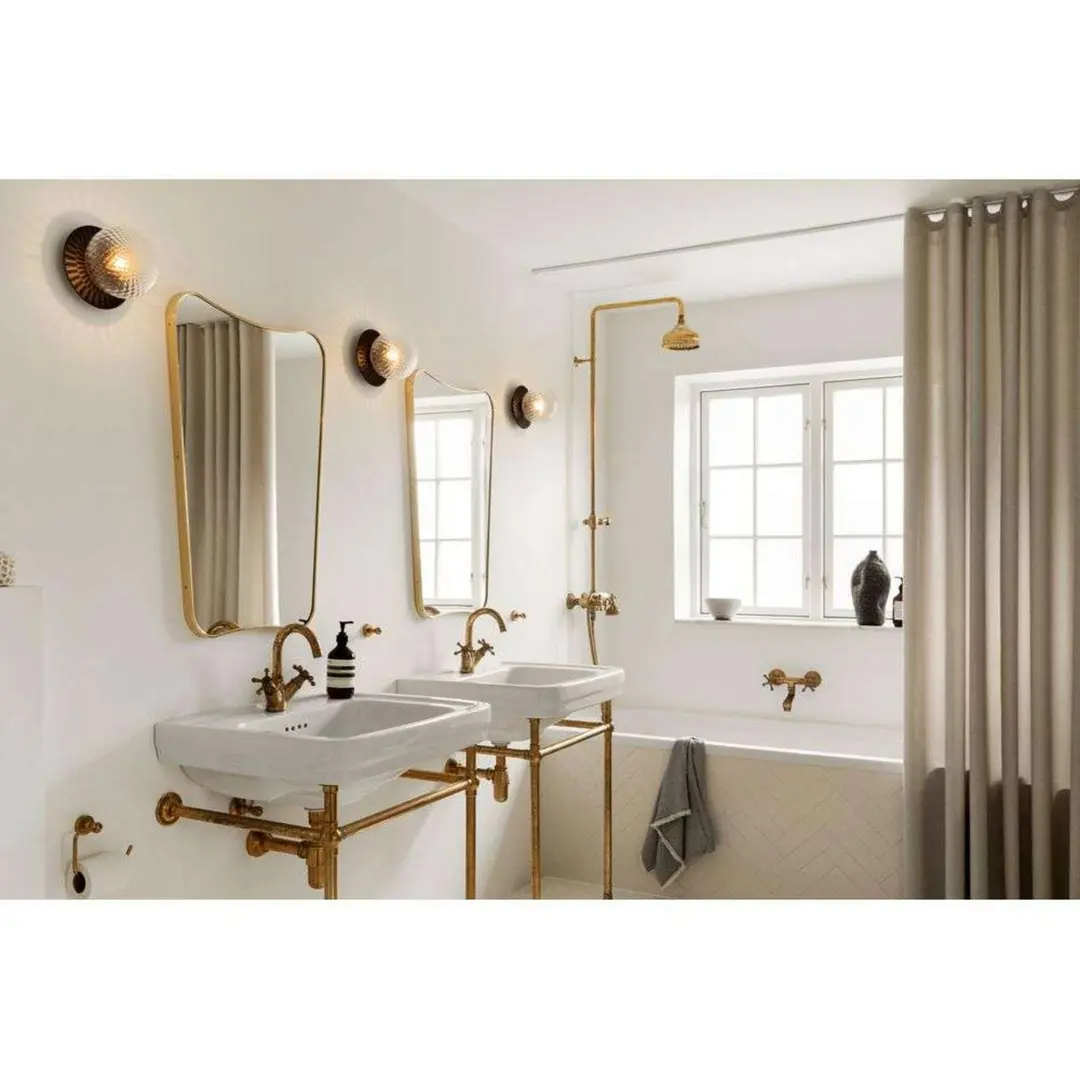 Nuura Wandleuchte Liila 1 Medium, schwarz/klar, IP44, G9