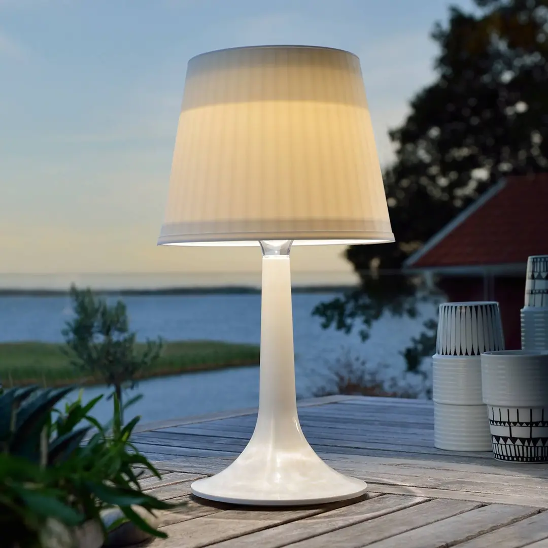 Konstsmide Weiße LED-Solartischleuchte Assisi Sitra