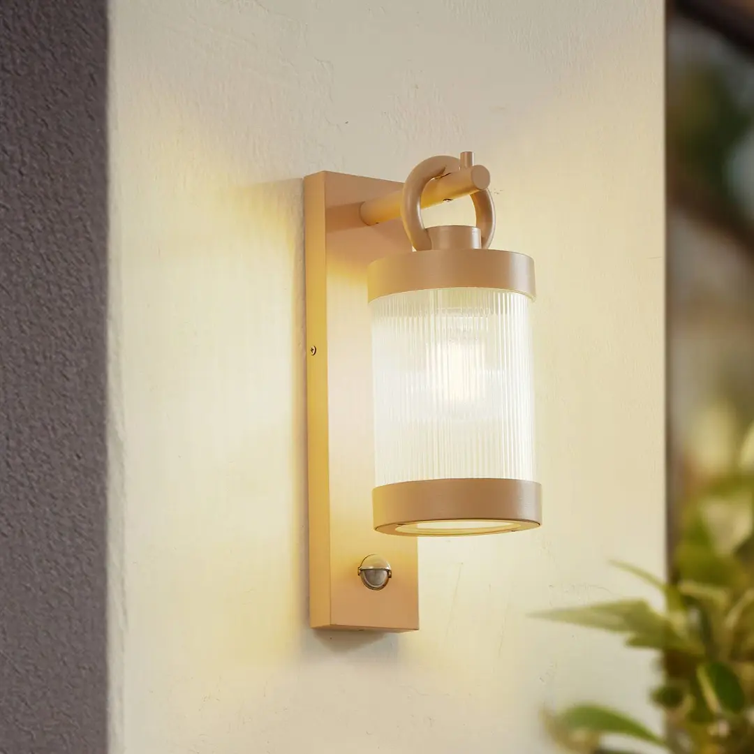 Lindby Außenwandleuchte Yrene, 20 cm, beige, Sensor, Riffle