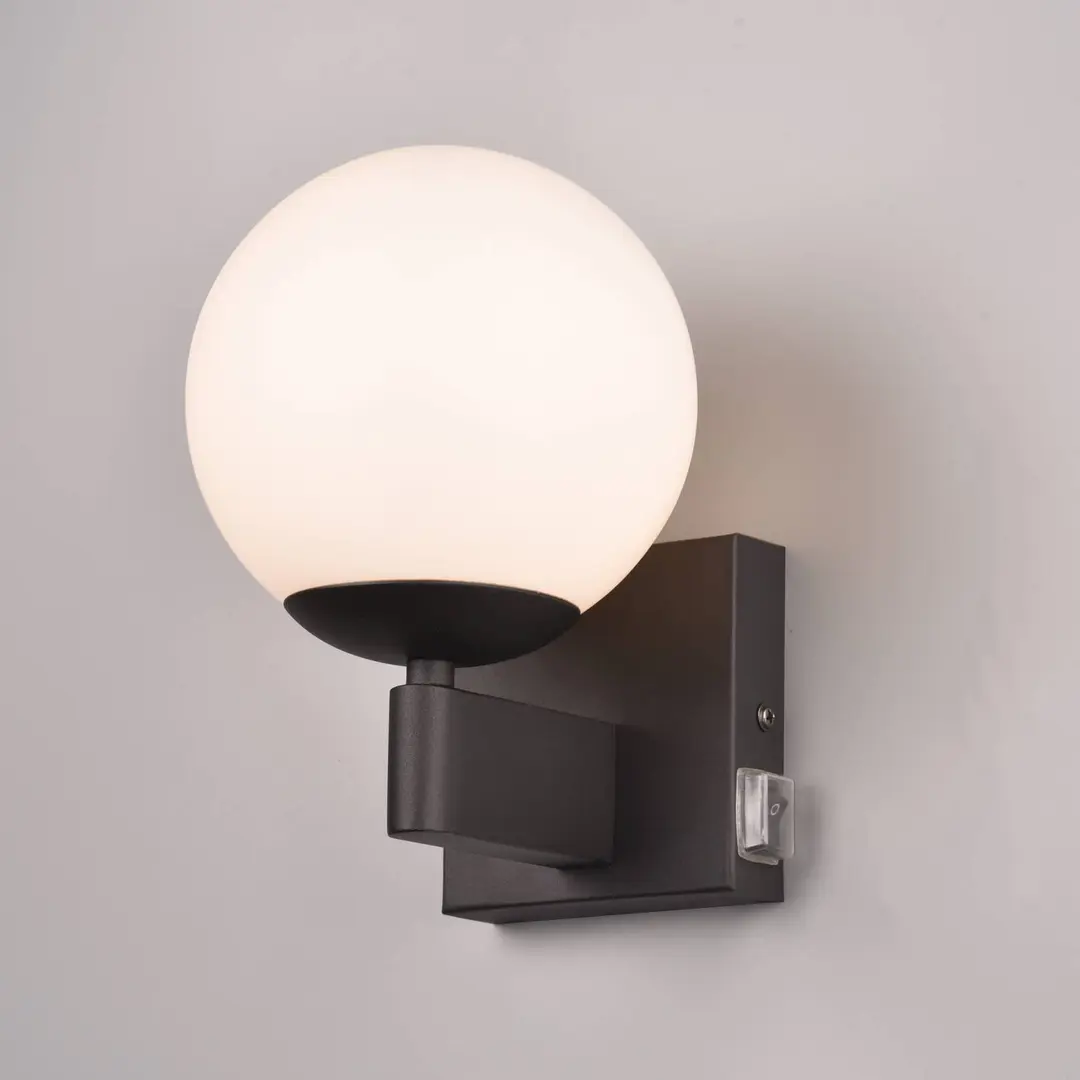 Trio Lighting Wandleuchte Kula fürs Bad Glasschirm IP44 schwarz