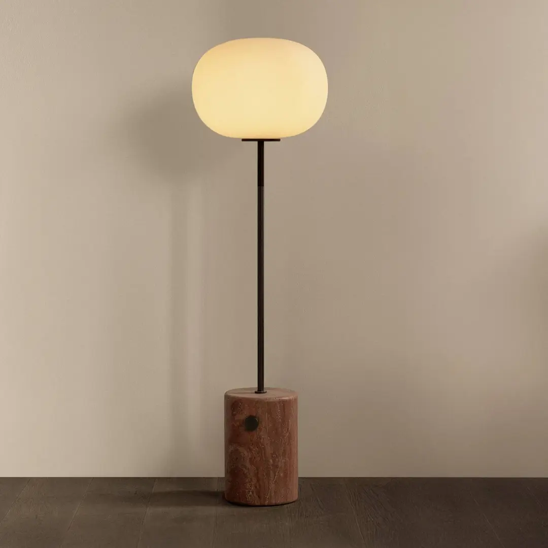 Audo Copenhagen Audo Stehleuchte JWDA, bronze/rot, Travertin, 130 cm, dim.