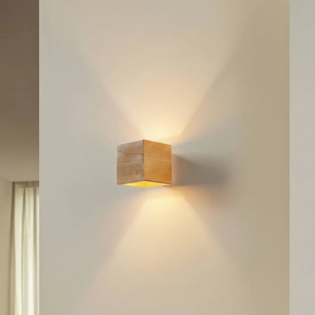 SOLLUX LIGHTING Wandleuchte Ara als Würfel aus Holz