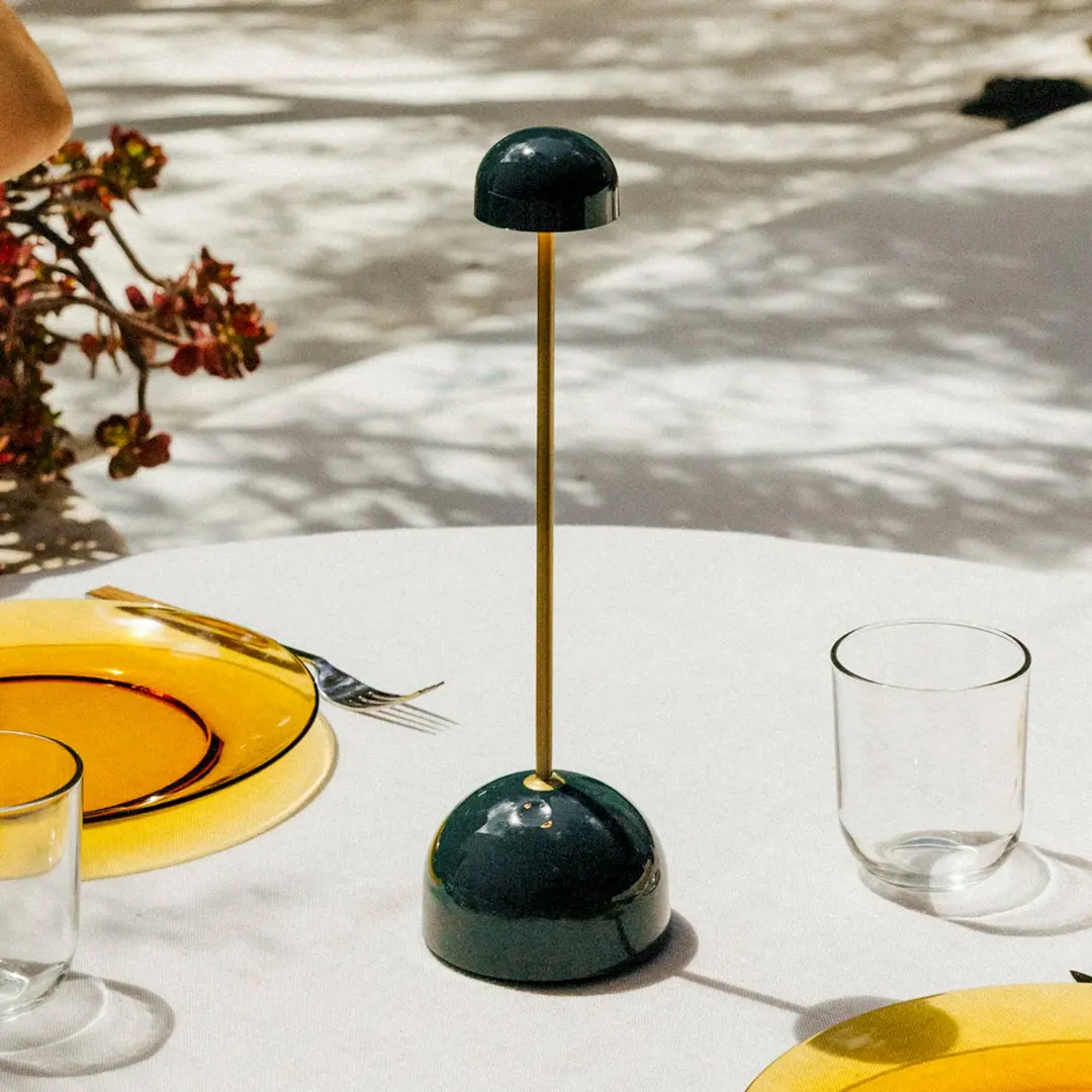 MARSET LED-Akku-Tischlampe Sips, grün/gold, 31 cm, Stahl