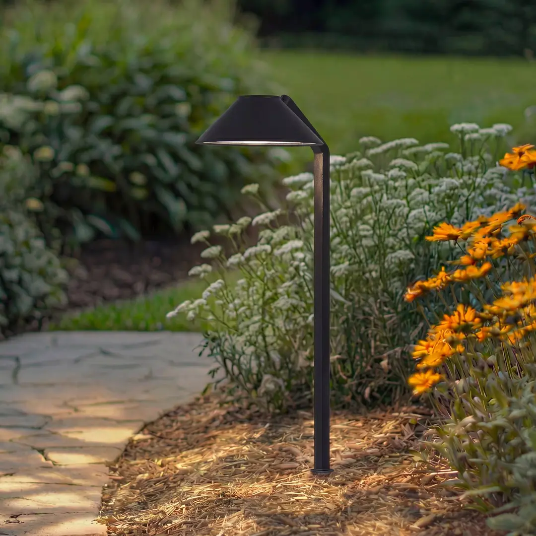 Lindby LED-Erdspießleuchte Capelo, schwarz, Metall, 77cm