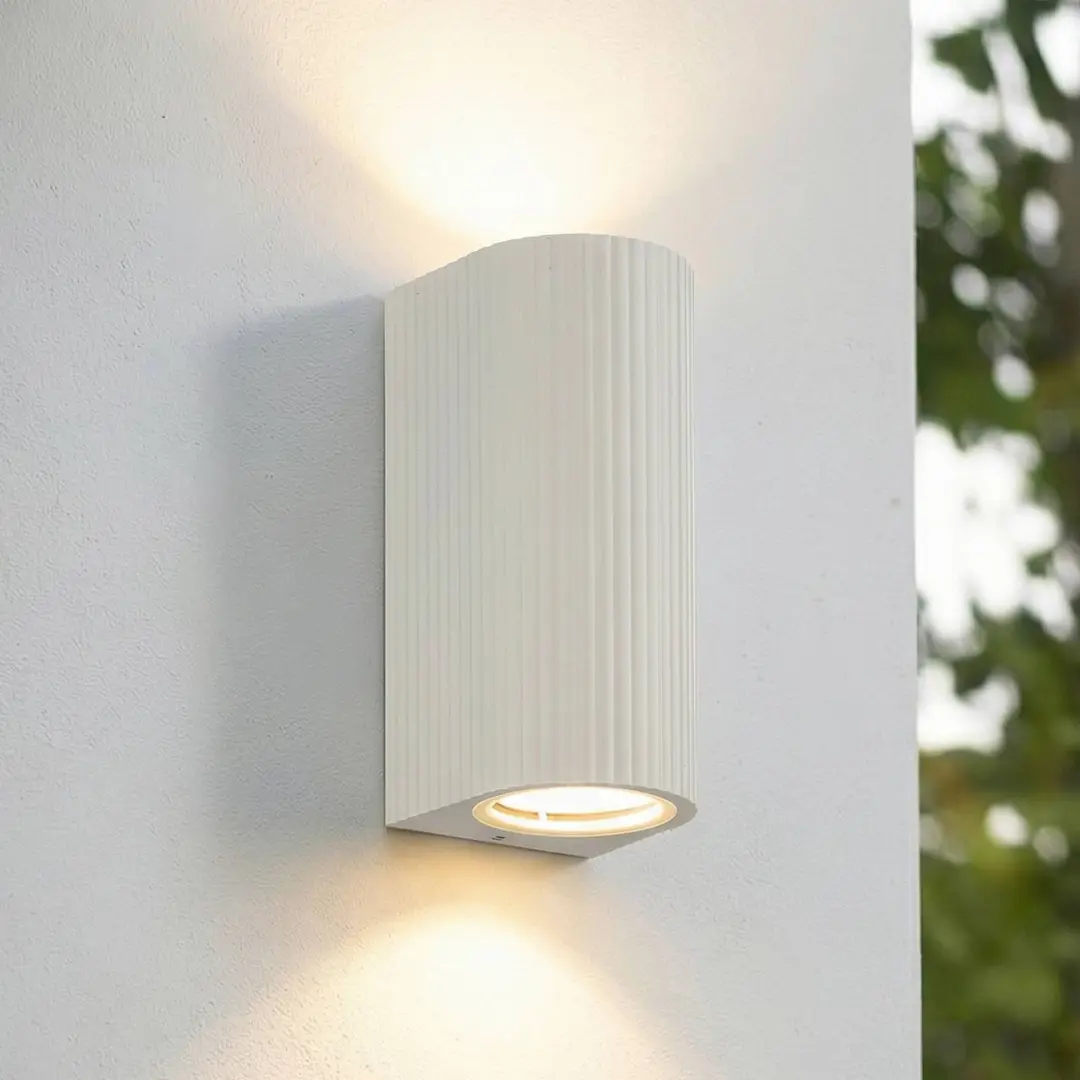Lindby Außenwandleuchte Aluvo, weiß, 16 cm, IP65, Riffel