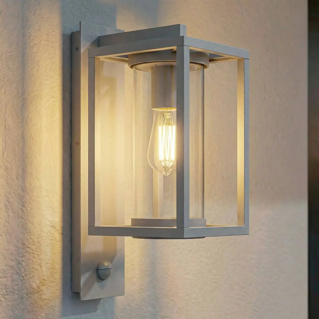 Lucande Außenwandlampe Ferda, Sensor, Fassung unten hellgrau