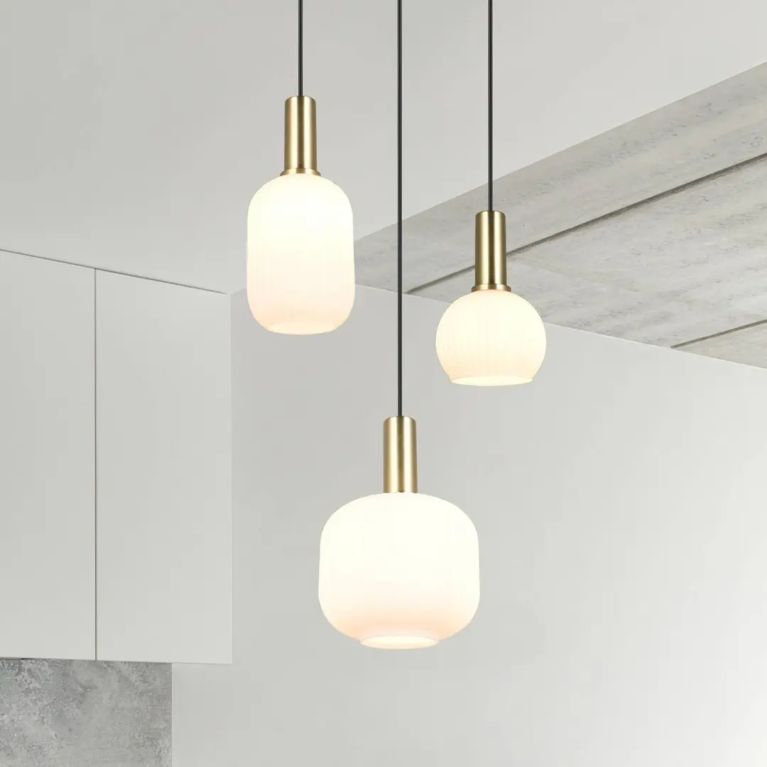 Trio Lighting Pendelleuchte Diva, 3-fl., messingfarben, opal, Glas, Metall