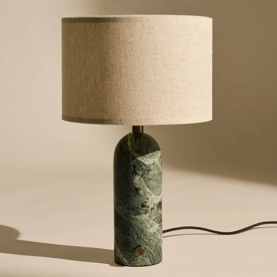 GUBI Tischleuchte Gravity Small, Marmor grün, Canvas creme