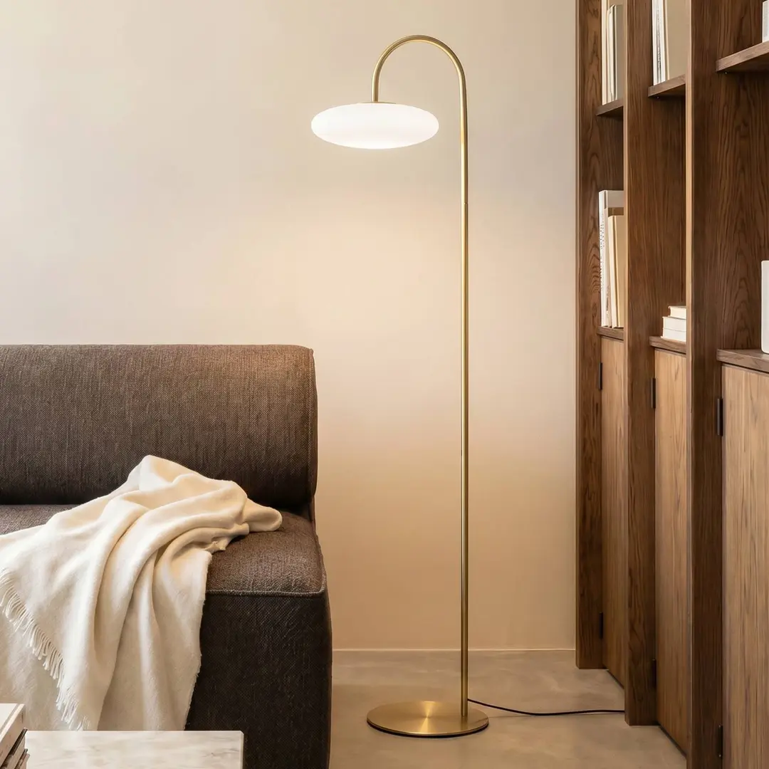 Lucande LED-Stehleuchte Tenebra, 150 cm, messing/weiß, Glas