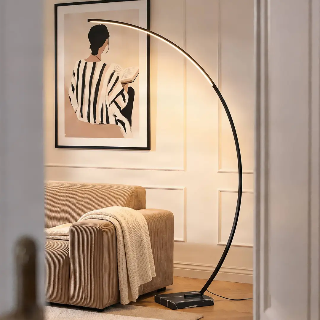 Lindby LED-Bogenstehleuchte Kendra, schwarz, Alu, Höhe 180cm