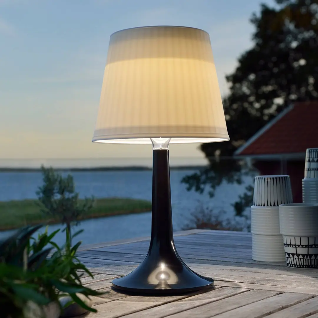 Konstsmide Schwarze LED-Solartischleuchte Assisi Sitra