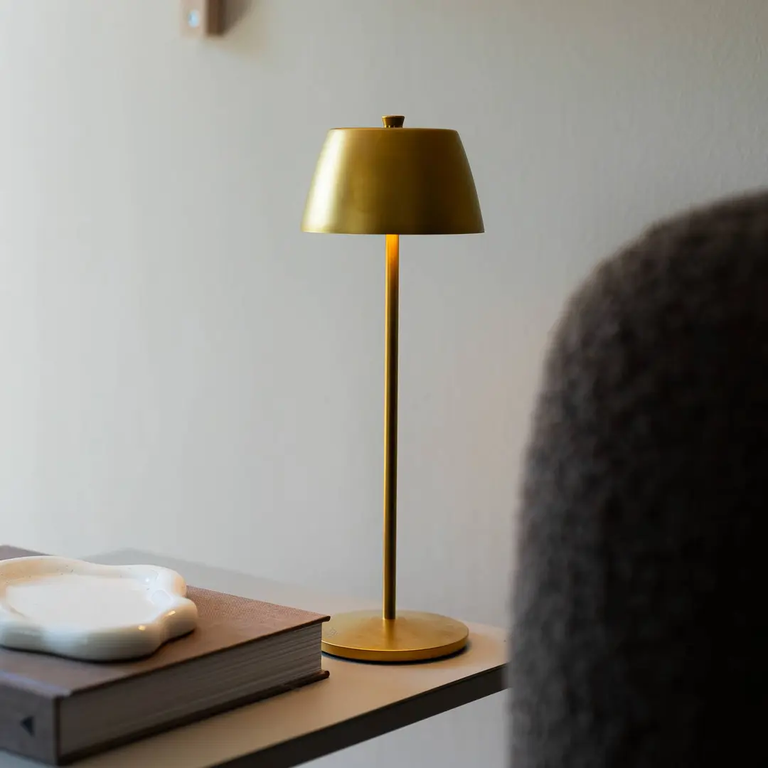 Konstsmide LED-Akku-Tischleuchte Eze, matt-gold, 32 cm, IP54, USB
