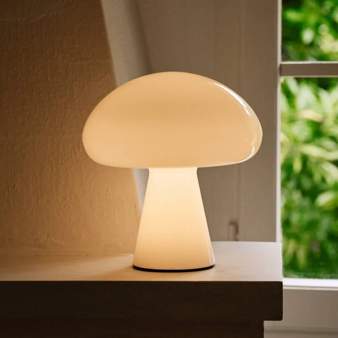 GUBI LED-Akku-Tischleuchte Obello, perlweiß, IP44, Glas