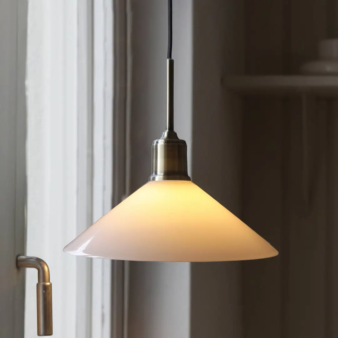 Markslöjd Hängelampe Vela, weiß/altmessing, Glas/Eisen Ø 25 cm Stecker