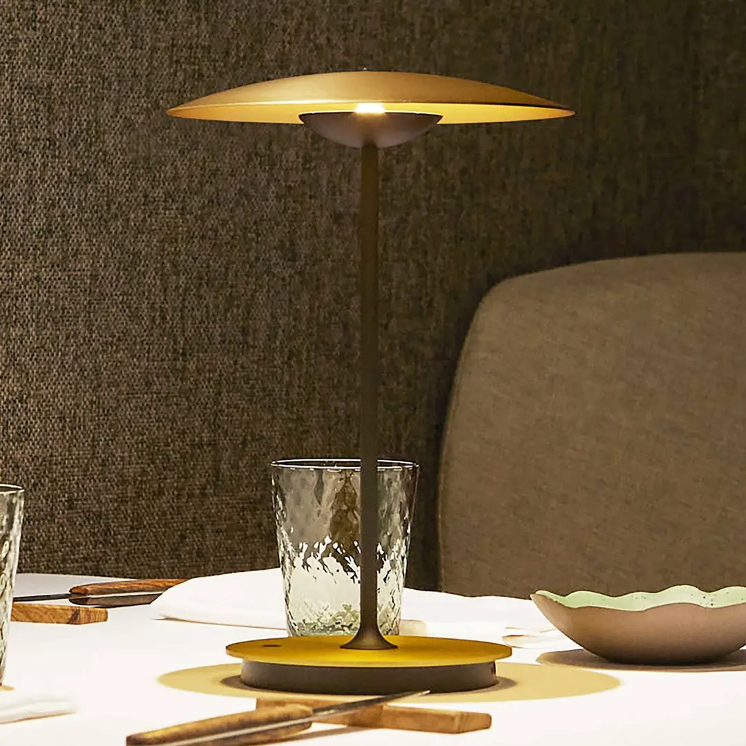 MARSET LED-Akkutischlampe Ginger, Alu, messing, dim.