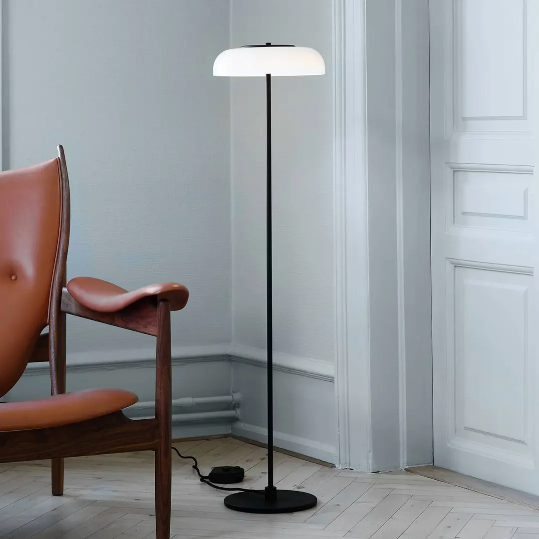 Nuura LED-Stehleuchte Blossi, Höhe 120 cm, schwarz/opal