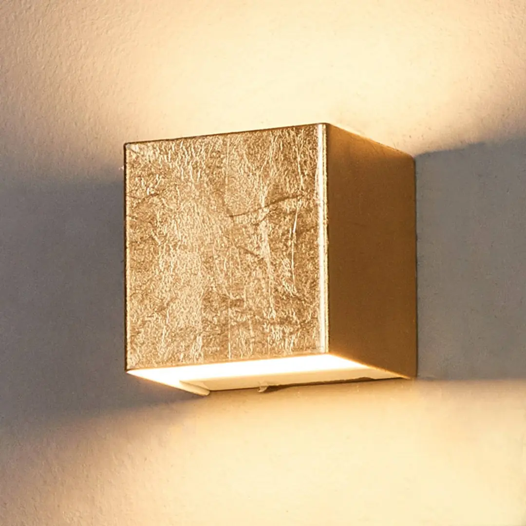 Lindby LED-Wandlampe Quentin, 9 cm breit, goldfarben, Metall