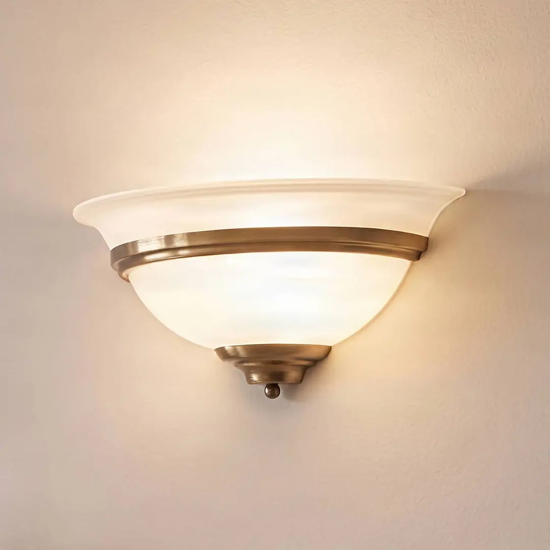 Lindby Wandleuchte Irimia, 31 cm, altmessing, Glas