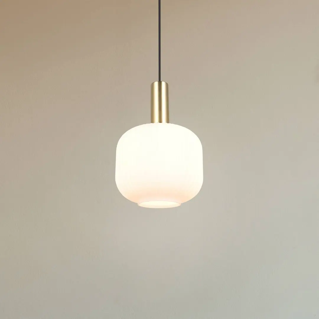 Trio Lighting Hängeleuchte Diva, 1-fl., messingfarben, opal, Metall, Glas
