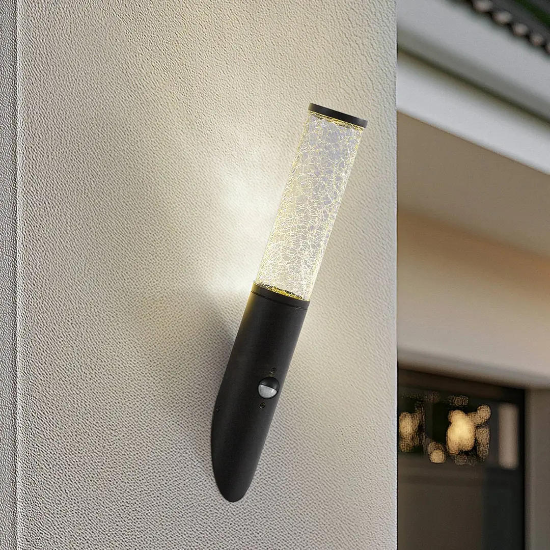Lindby Außenwandleuchte Gavros, schwarz, Aluminium, Sensor