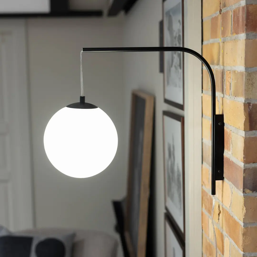 Markslöjd Wandlampe Dione, schwarz/weiß, Höhe 40 cm Stecker