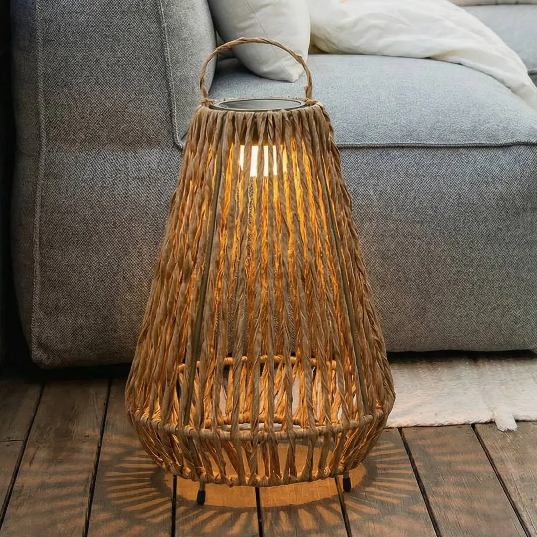 Lindby LED-Solarleuchte Amaria, Rattan, hell, Ø 27 cm