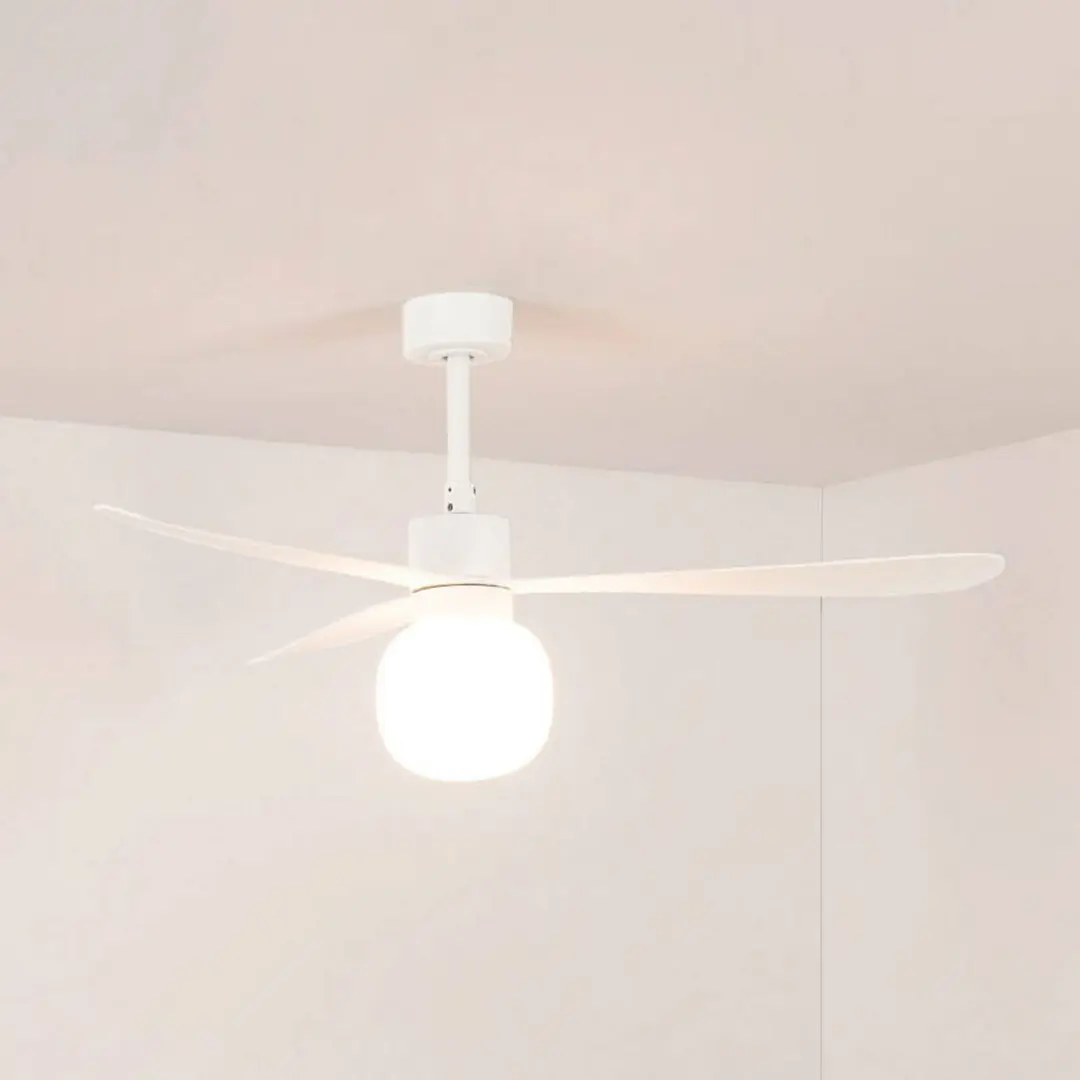 FARO BARCELONA LED-Deckenventilator Amelia Ball L, weiß, DC, leise, 132 cm