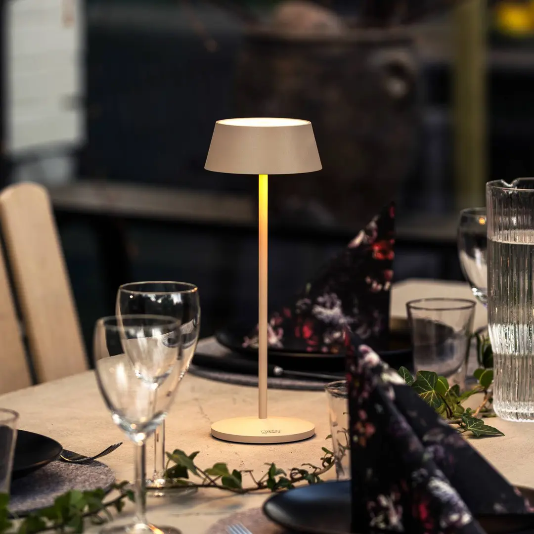 Konstsmide LED-Akku-Tischlampe Menton, sandfarben, Höhe 27cm, IP54, USB
